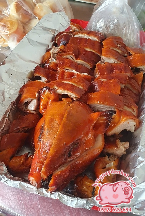 Cách ăn heo sữa quay nguyên con